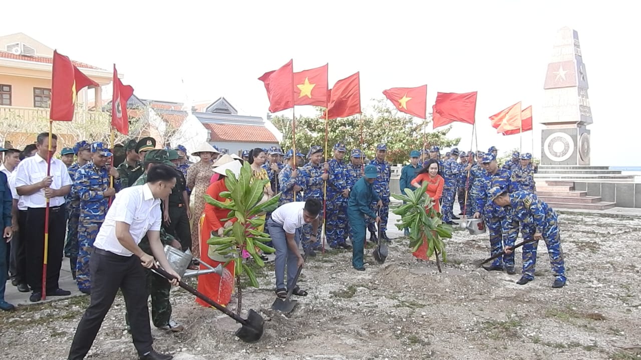 Huyện đảo Trường Sa và Vùng 2 Hải quân  hưởng ứng Tết trồng cây đầu năm mới